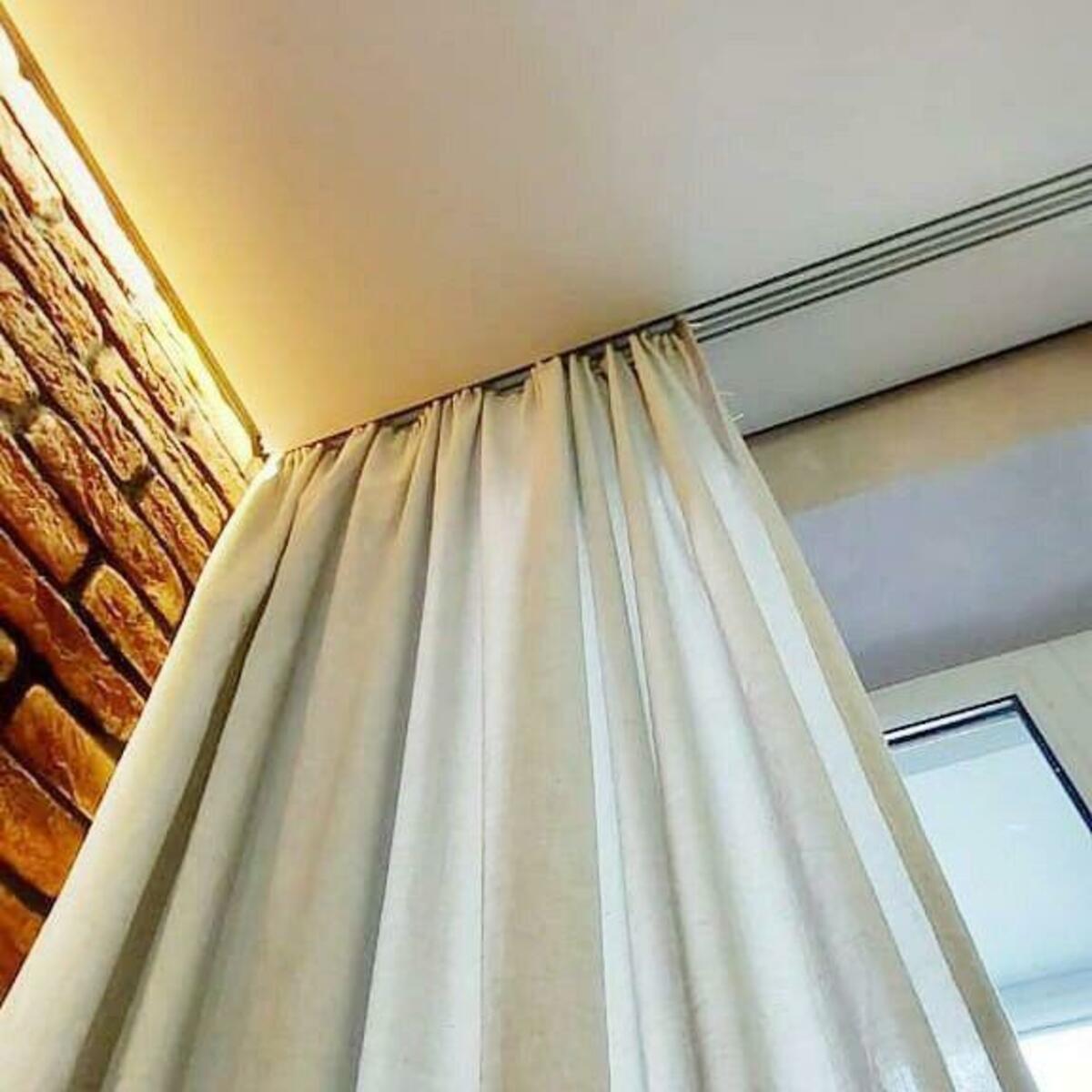 Натяжной потолок со скрытым карнизом для штор фото